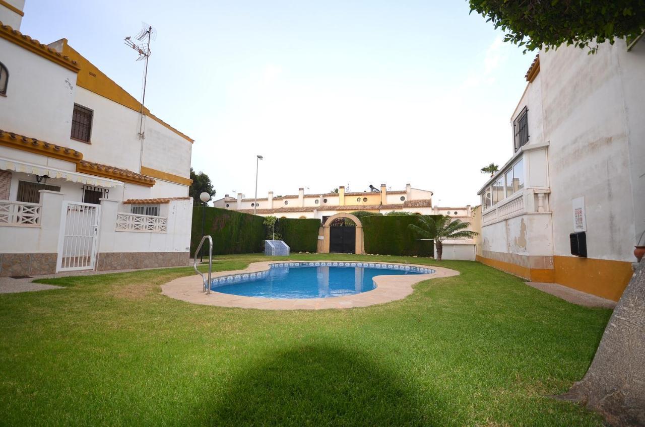 Agradable Adosado Con Piscina, Duchas Hidromasaje Villa Torrevieja Kültér fotó