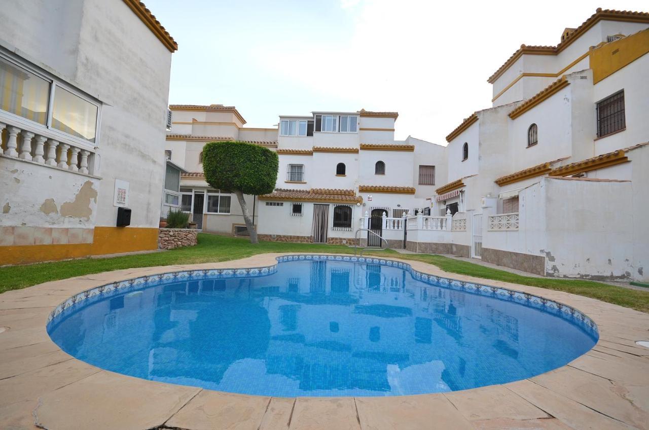 Agradable Adosado Con Piscina, Duchas Hidromasaje Villa Torrevieja Kültér fotó