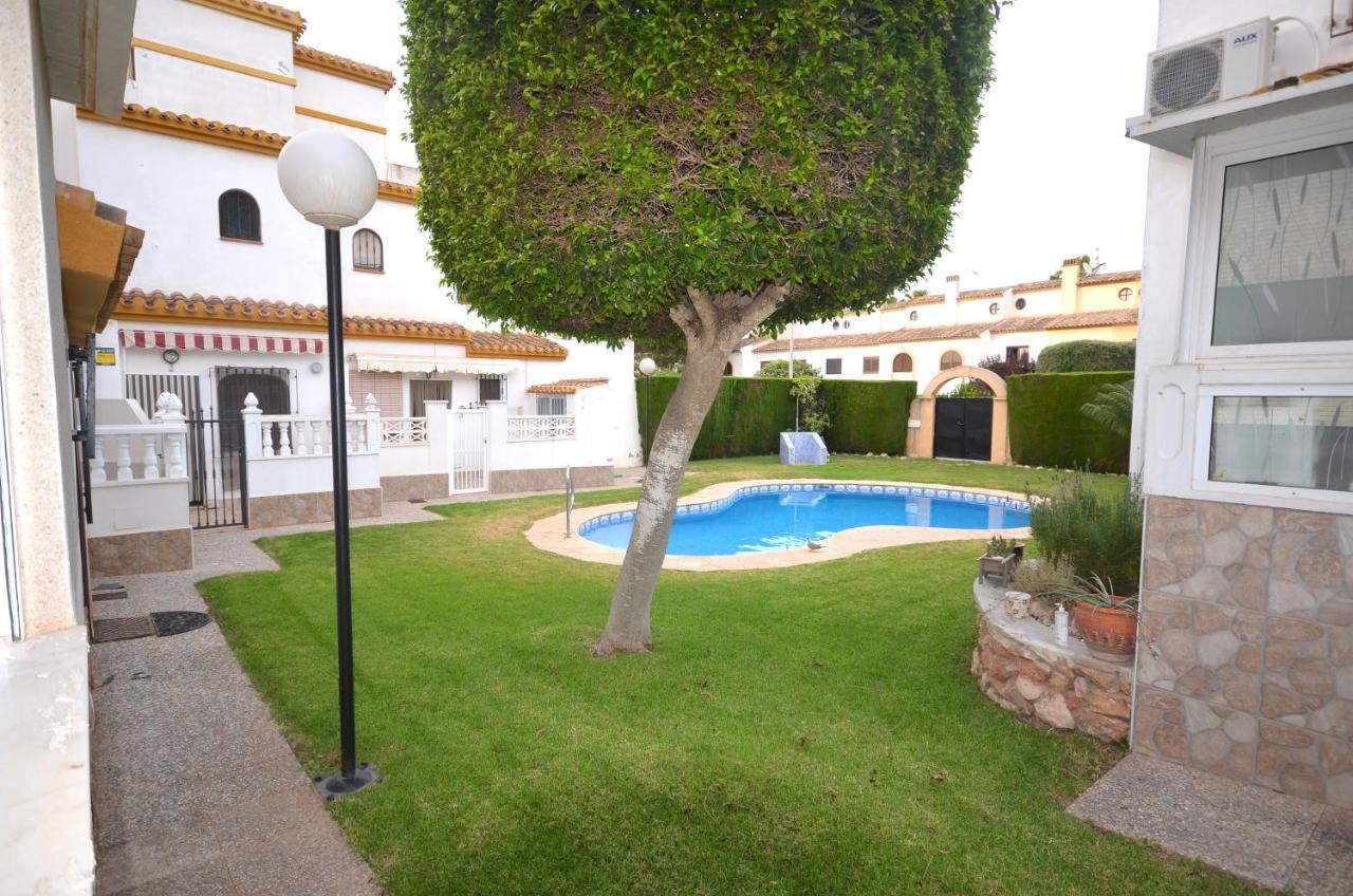 Agradable Adosado Con Piscina, Duchas Hidromasaje Villa Torrevieja Kültér fotó
